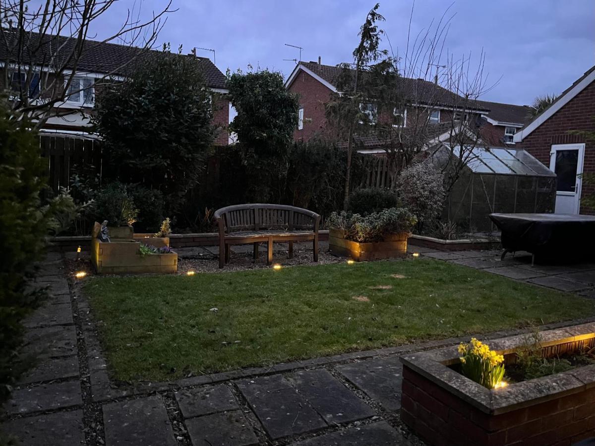 Stunning Beverley Bungalow W Fireplace, Private Parking, And Garden Kültér fotó