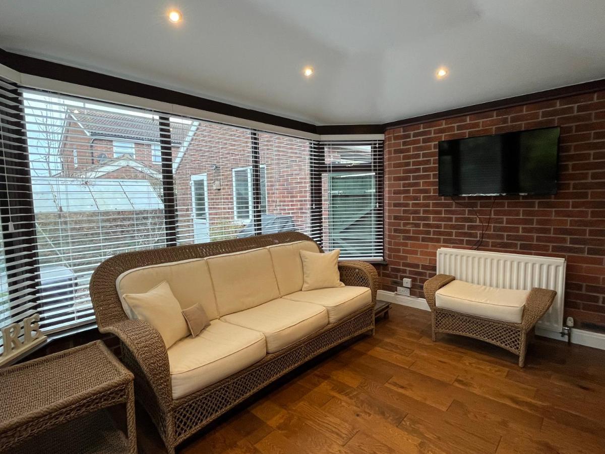 Stunning Beverley Bungalow W Fireplace, Private Parking, And Garden Kültér fotó