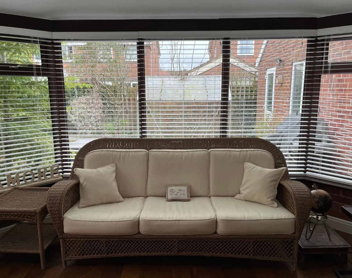 Stunning Beverley Bungalow W Fireplace, Private Parking, And Garden Kültér fotó