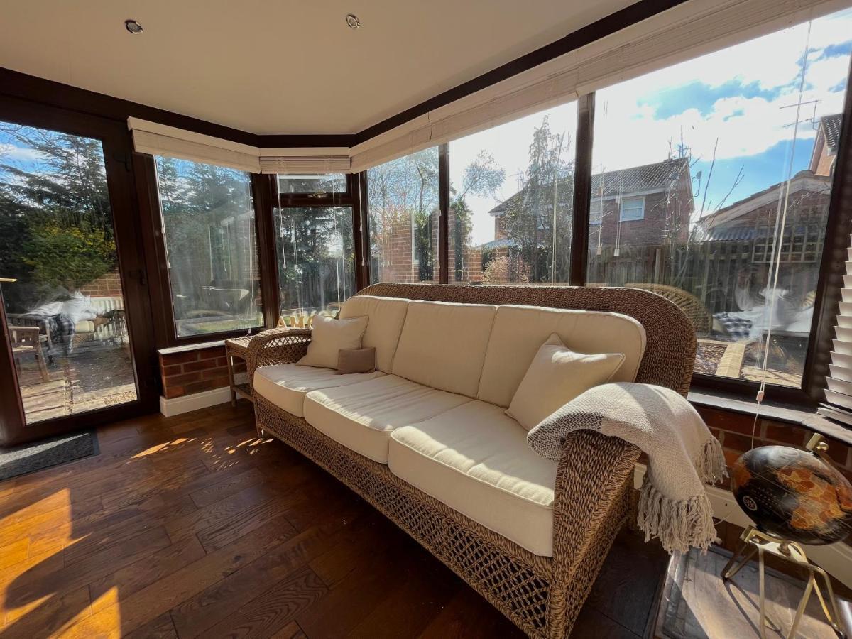 Stunning Beverley Bungalow W Fireplace, Private Parking, And Garden Kültér fotó